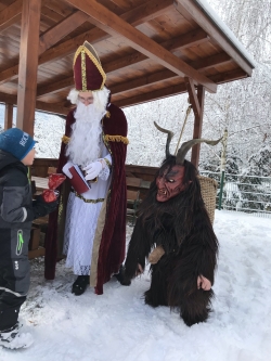 Der Hl. Nikolaus zu Besuch in der VS Aigen