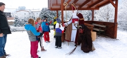 Der Nikolaus im Schulhof