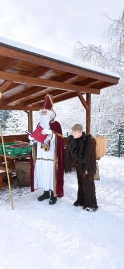 Der Nikolaus im Schulhof